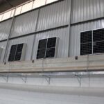 Galpão metalúrgico com máquinas e climatizadores Ecobrisa distribuídos