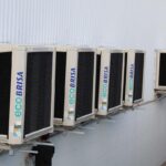 Galpão metalúrgico com máquinas e climatizadores Ecobrisa distribuídos