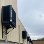 Galpão metalúrgico com máquinas e climatizadores Ecobrisa distribuídos