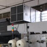 Galpão metalúrgico com máquinas e climatizadores Ecobrisa distribuídos