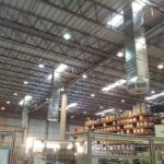 Galpão metalúrgico com máquinas e climatizadores Ecobrisa distribuídos