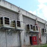 Galpão metalúrgico com máquinas e climatizadores Ecobrisa distribuídos